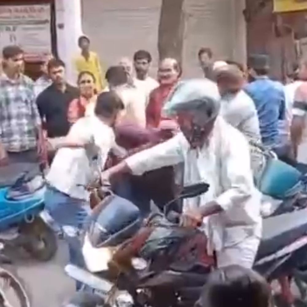 रावतपुर में दबंगों ने युवक को बीच सड़क पर पीटा:कहा- ज्यादा हीरो बनता है, जाम में कहासुनी के बाद हुई मारपीट