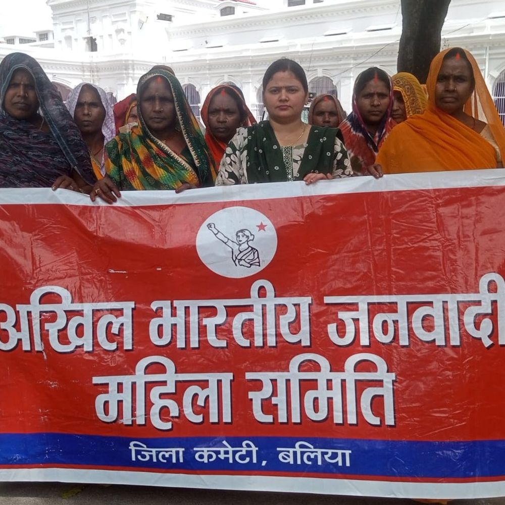 बलिया में महिलाओं का प्रदर्शन, शराब दुकान हटाने की मांग:डीएम प्रतिनिधि को सौंपा ज्ञापन, अवैध भट्ठियों पर कार्रवाई की मांग