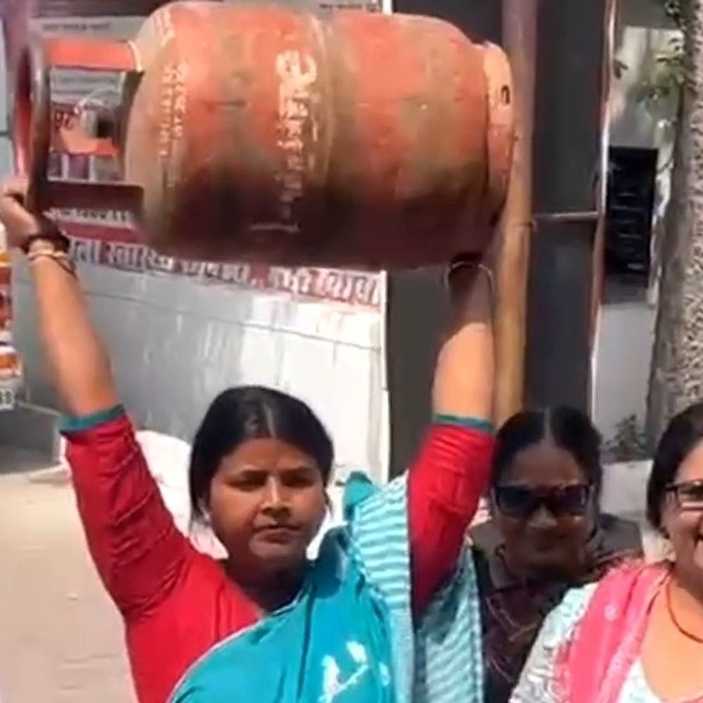 सपा महिला विंग ने गैस सिलेंडर लेकर किया प्रदर्शन:फर्रुखाबाद कलेक्ट्रेट पर महंगाई के खिलाफ उठाई आवाज