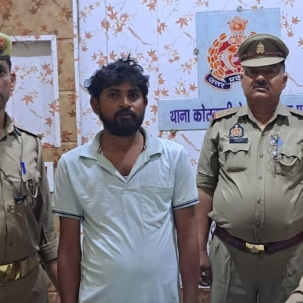 छोटी बहन को धमकाकर गोली चलाने वाला भाई गिरफ्तार:एटा में युवती बोली- पढ़ाई छुड़वाकर शादी कराना चाहता है, तमंचा-कारतूस बरामद