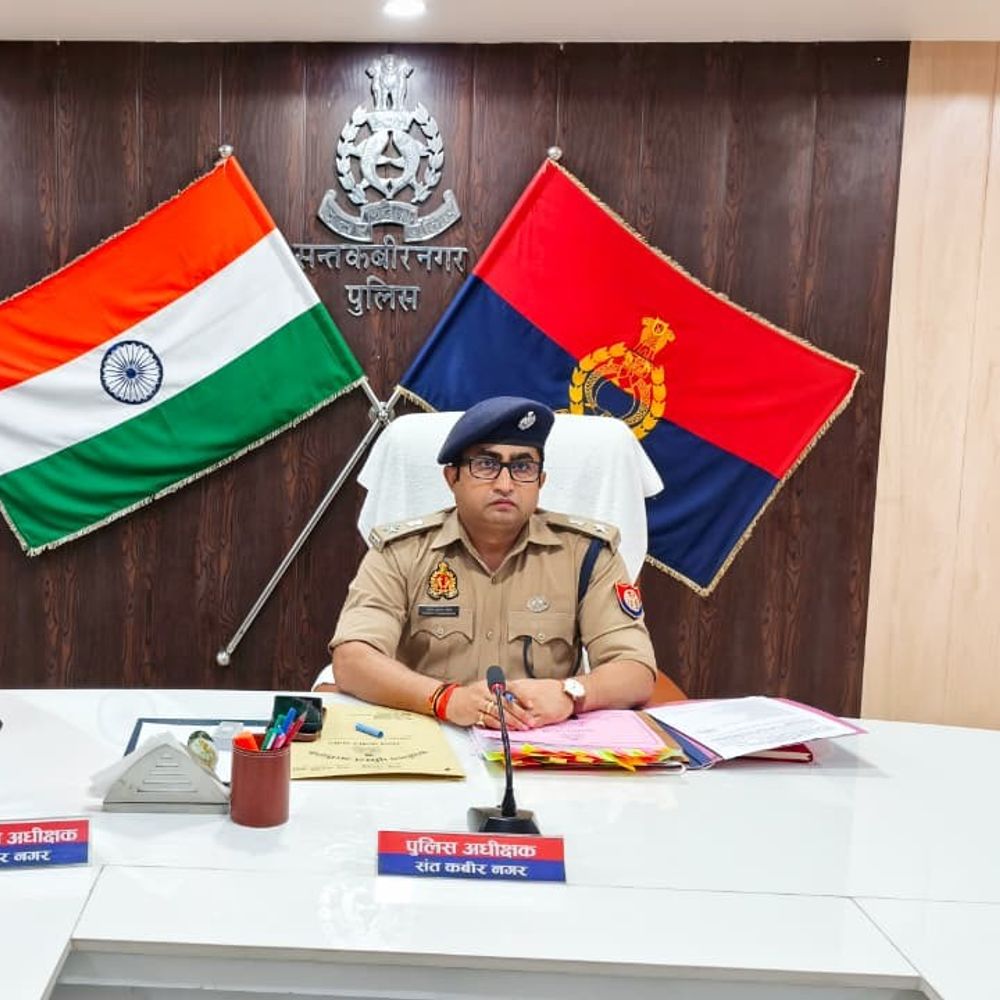 संतकबीरनगर में दो हेड कॉन्स्टेबल निलंबित:पैसा वसूली का आरोप लगाते युवक का VIDEO आया था सामने, SP ने की कार्रवाई