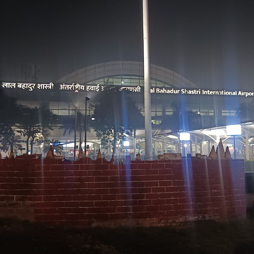 अकासा की दो उड़ानें वाराणसी डायवर्ट:हैदराबाद और बागडोगरा से दिल्ली जा रहे दो विमानों की बाबतपुर एयरपोर्ट पर हुई लैंडिंग