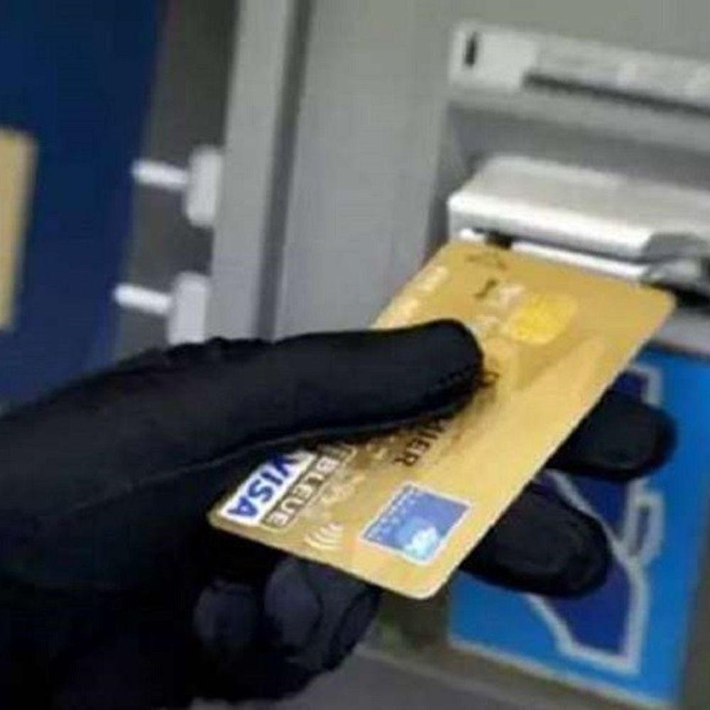 बुजुर्ग से एटीएम पर 50 हजार की ठगी:इटावा के भरथना में अज्ञात व्यक्ति ने कार्ड से की छेड़छाड़, मदद के बहाने फंसाया