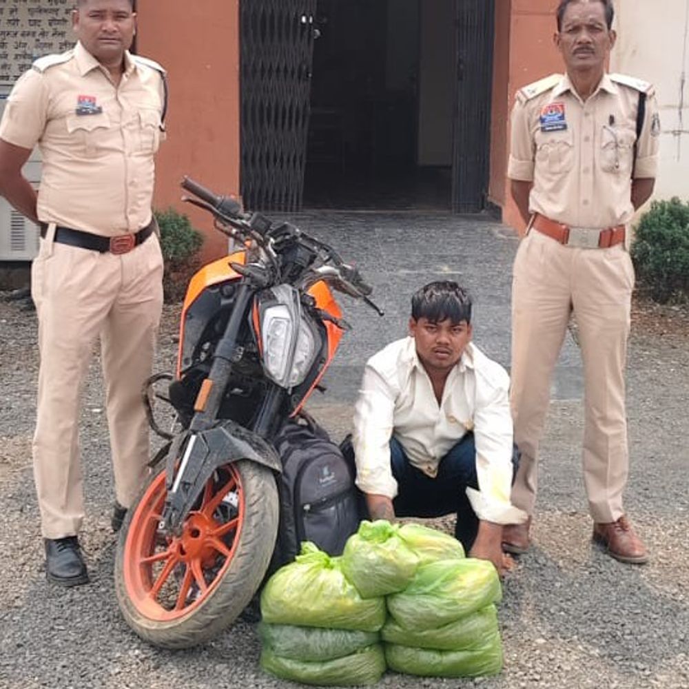 2 तस्कर गिरफ्तार, 7 किलो गांजा जब्त:ओडिशा से मध्य प्रदेश ले जाते महासमुंद बॉर्डर पर पकड़े गए