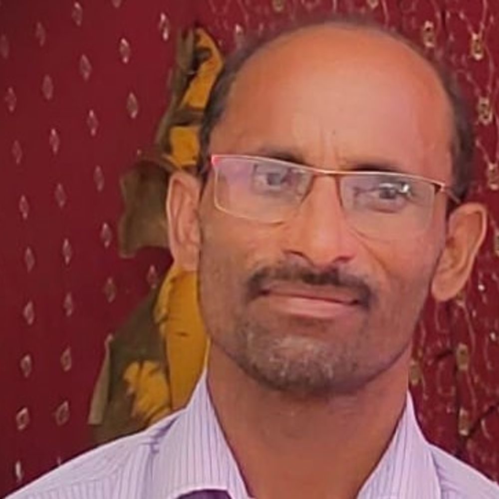 परिजनों का आरोप- छुट्‌टी न मिलने से गई जान:शिक्षा मित्र की हुई थी मौत, सपा नेताओं ने परिवार से मुलाकात की