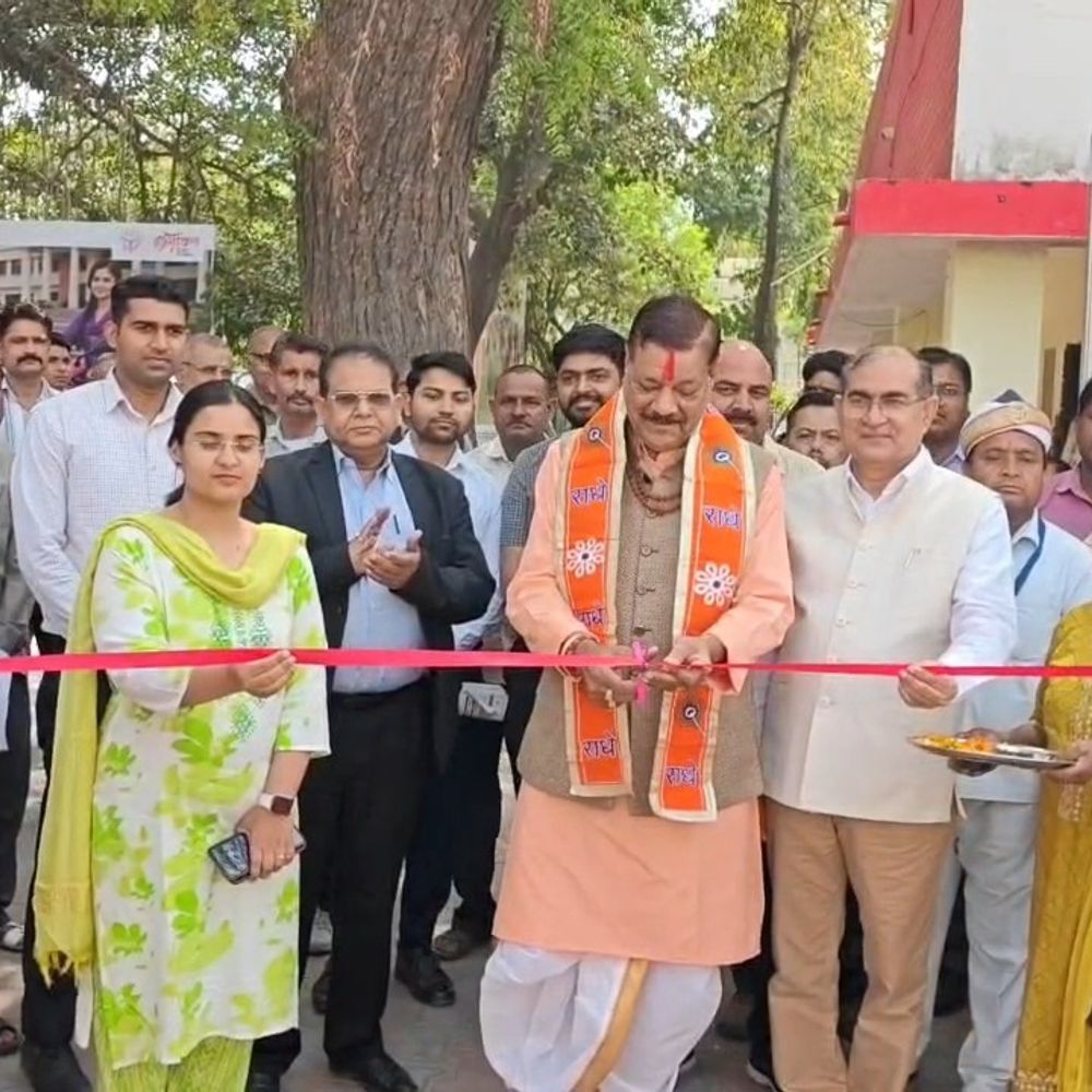 मथुरा कलेक्ट्रेट में प्रदर्शनी, लाभार्थी वितरण कार्यक्रम:भाजपा सरकार के 9 वर्ष पूरे होने पर योजनाओं का प्रदर्शन