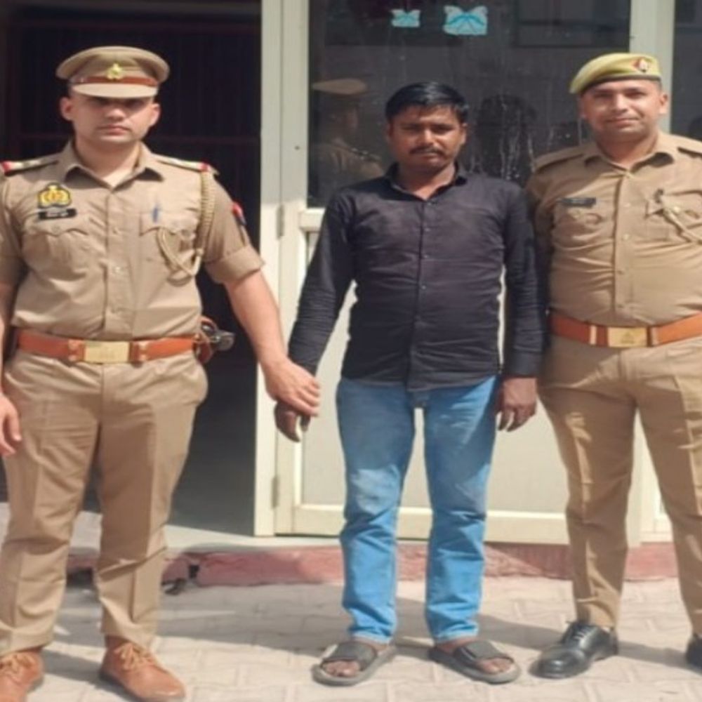 शाहजहांपुर में जिला बदर अपराधी गिरफ्तार:शादी का झांसा देकर बनाए शारिरिक संबंध, 17 मुकदमे दर्ज