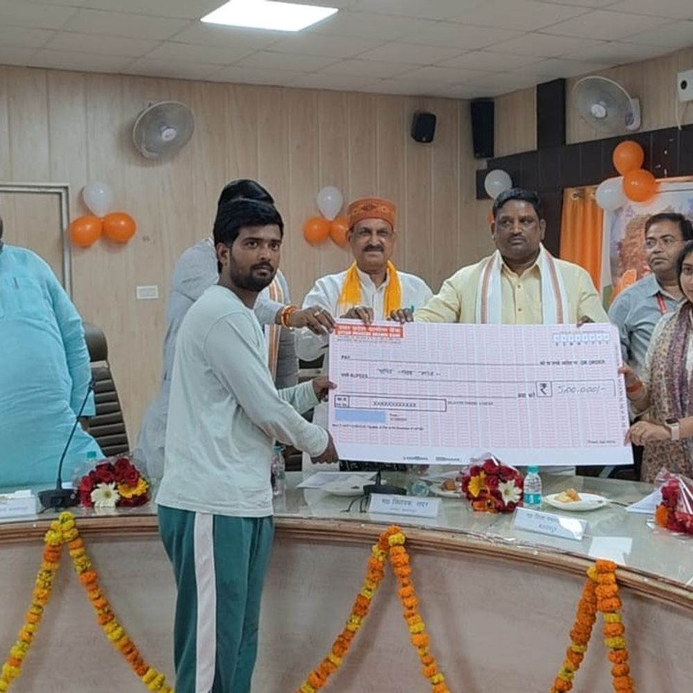 बलरामपुर में जनकल्याणकारी योजनाओं के लाभार्थी सम्मानित:विधायक पलटूराम बोले- 9 वर्षों में विकास, सुशासन और सुरक्षा के क्षेत्र में महत्वपूर्ण उपलब्धियां