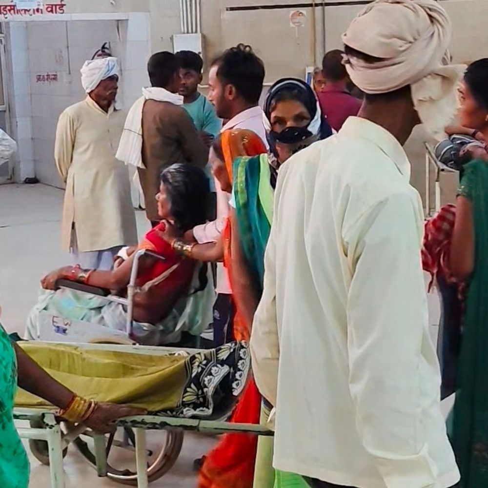 कुशीनगर मेडिकल कॉलेज में टीबी मरीज की मौत:समय पर एंबुलेंस न मिलने से इलाज में देरी, अधिकारी बोले - पोर्टल में बदलाव के कारण नहीं मिल रहा लाभ