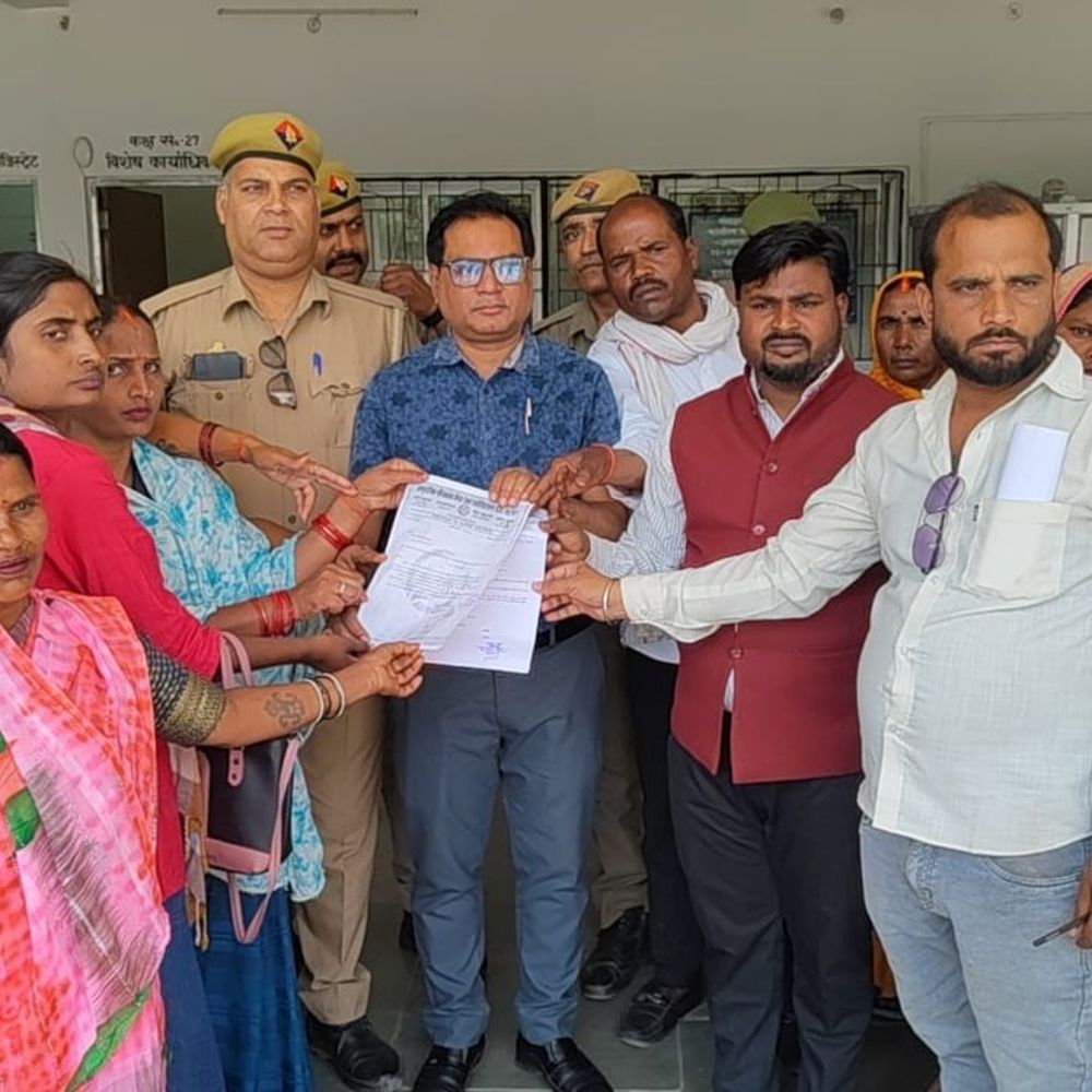 बलरामपुर में शौचालय केयरटेकर महिलाओं का मानदेय रुका:महीनों से भुगतान न मिलने पर आर्थिक संकट, आंदोलन की चेतावनी