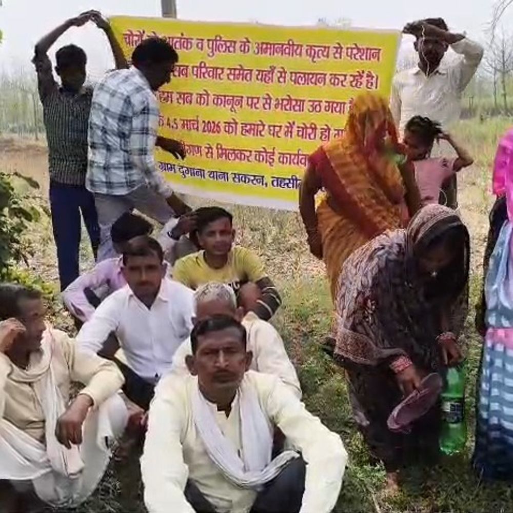 चोरी का केस न लिखने पर परिवार का प्रदर्शन:पुलिस ने पलायन कर रहे परिवार को रोककर दर्ज किया मुकदमा, 4 मार्च को हुई थी चोरी
