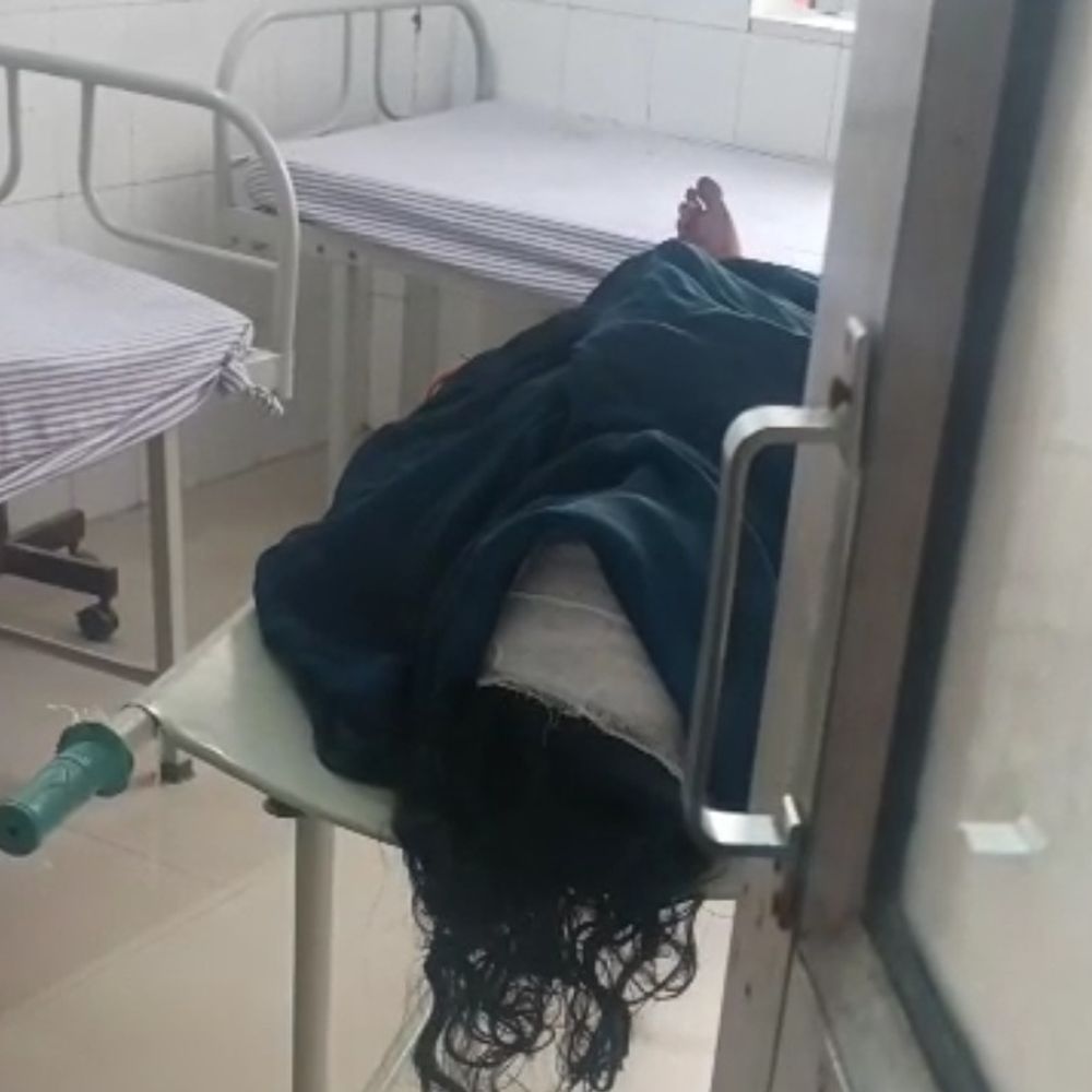 महिला की सड़क हादसे में मौत, पति घायल:नया मकान देखने जा रहे थे दोनों, बाइक में वाहन ने मारी टक्कर