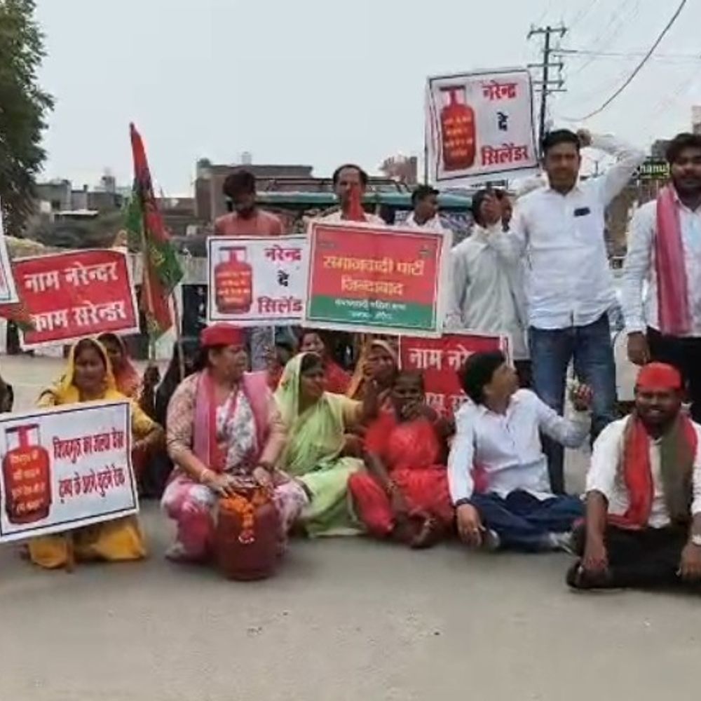 औरैया में महंगाई, गैस संकट पर महिलाओं का प्रदर्शन:खाली सिलेंडर लेकर सरकार के खिलाफ जताया विरोध