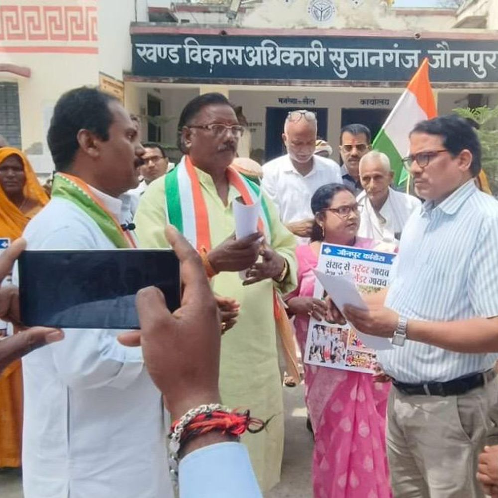 सुजानगंज में कांग्रेस का प्रदर्शन:जौनपुर में राष्ट्रपति को संबोधित ज्ञापन BDO को सौंपा, रसोई गैस किल्लत पर सरकार को घेरा