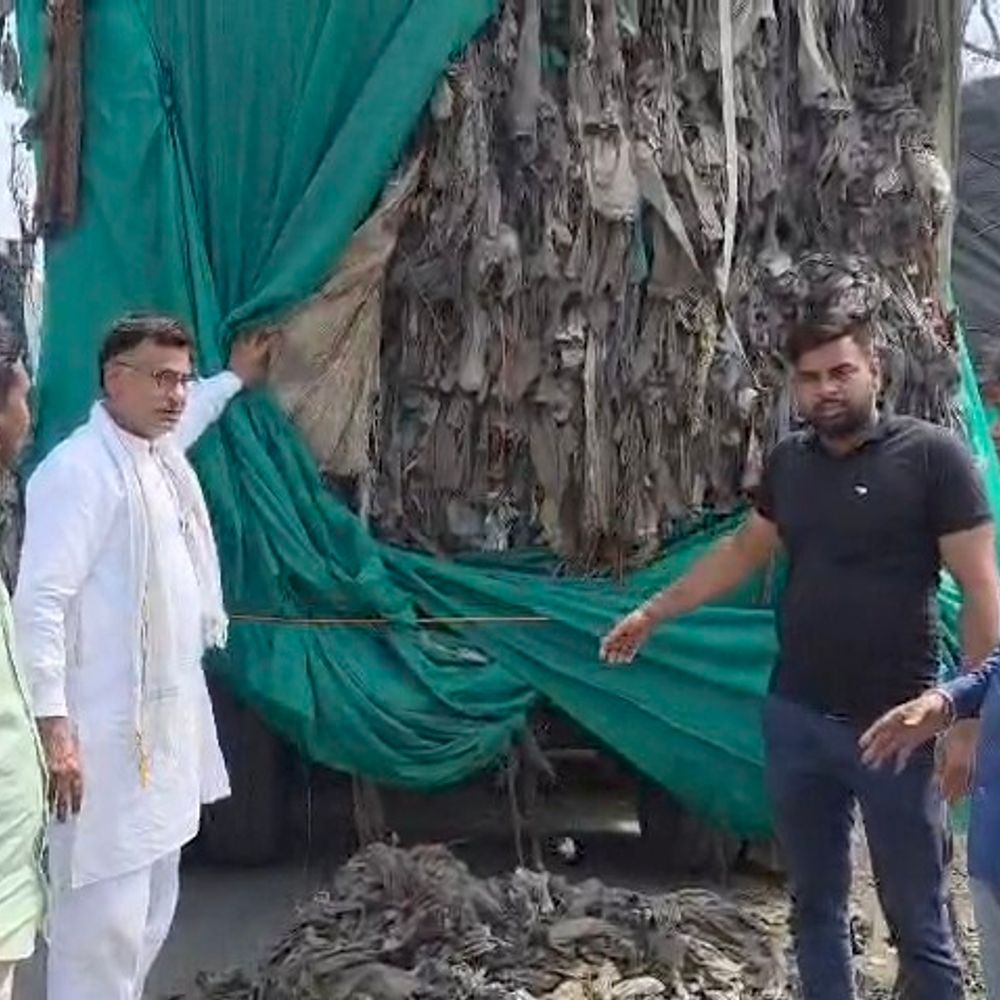 मुजफ्फरनगर में किसानों ने कचरे का ट्रक रोका:प्रदूषण टीम को बैठाया, यूपी पेपर मिल एसोसिएशन अध्यक्ष के खिलाफ नारेबाजी