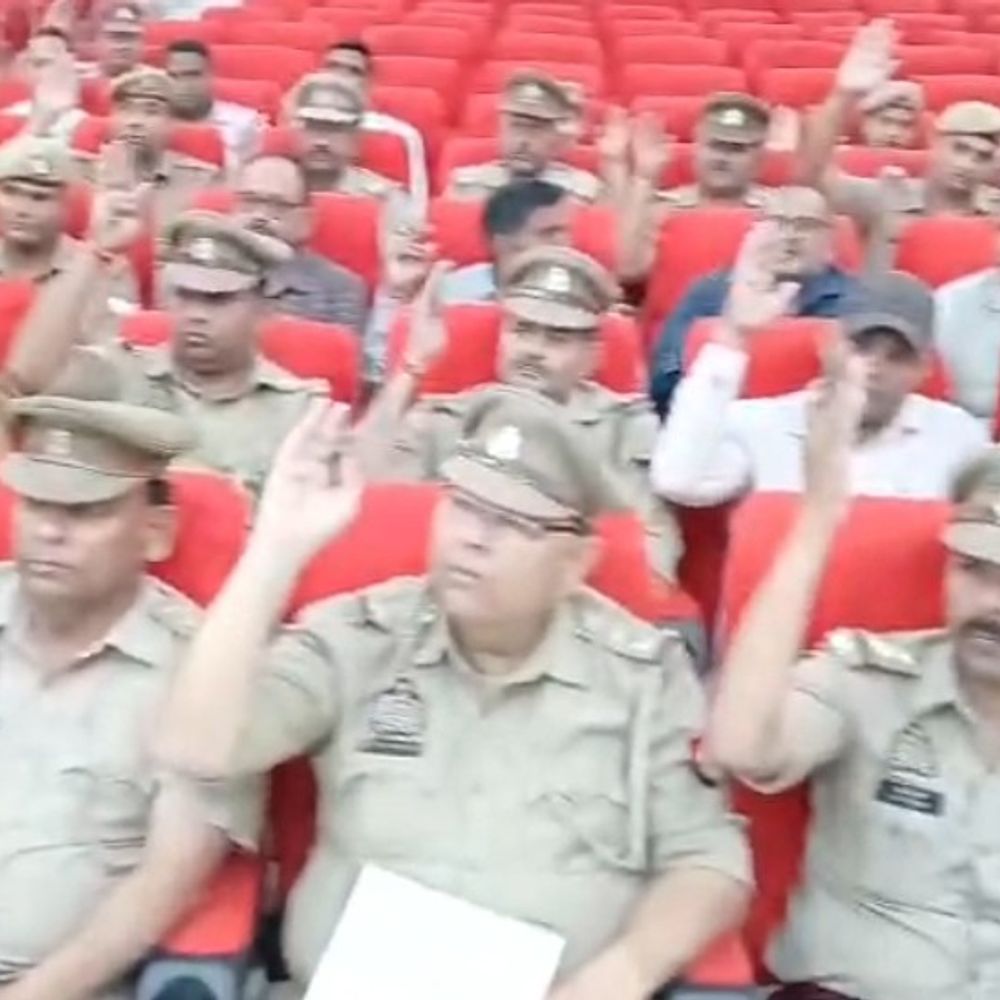 पुलिस दुर्व्यवहार पर होगी कड़ी कार्रवाई:एसपी कासगंज ने अपराध समीक्षा को लेकर की बैठक, दिए जरूरी दिशा-निर्देश