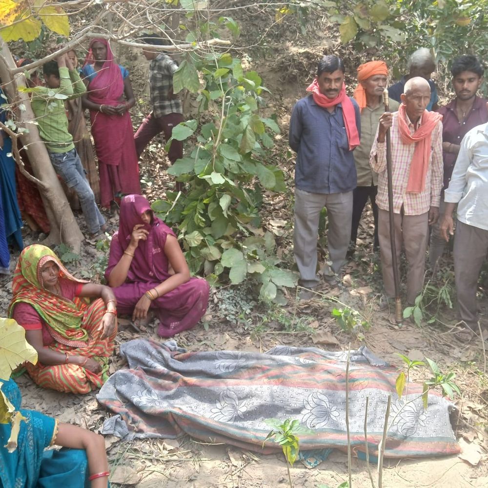 प्रतापगढ़ में पेड़ से लटका मिला युवती का शव:शौच के लिए निकली थी घर से, पुलिस जांच जारी