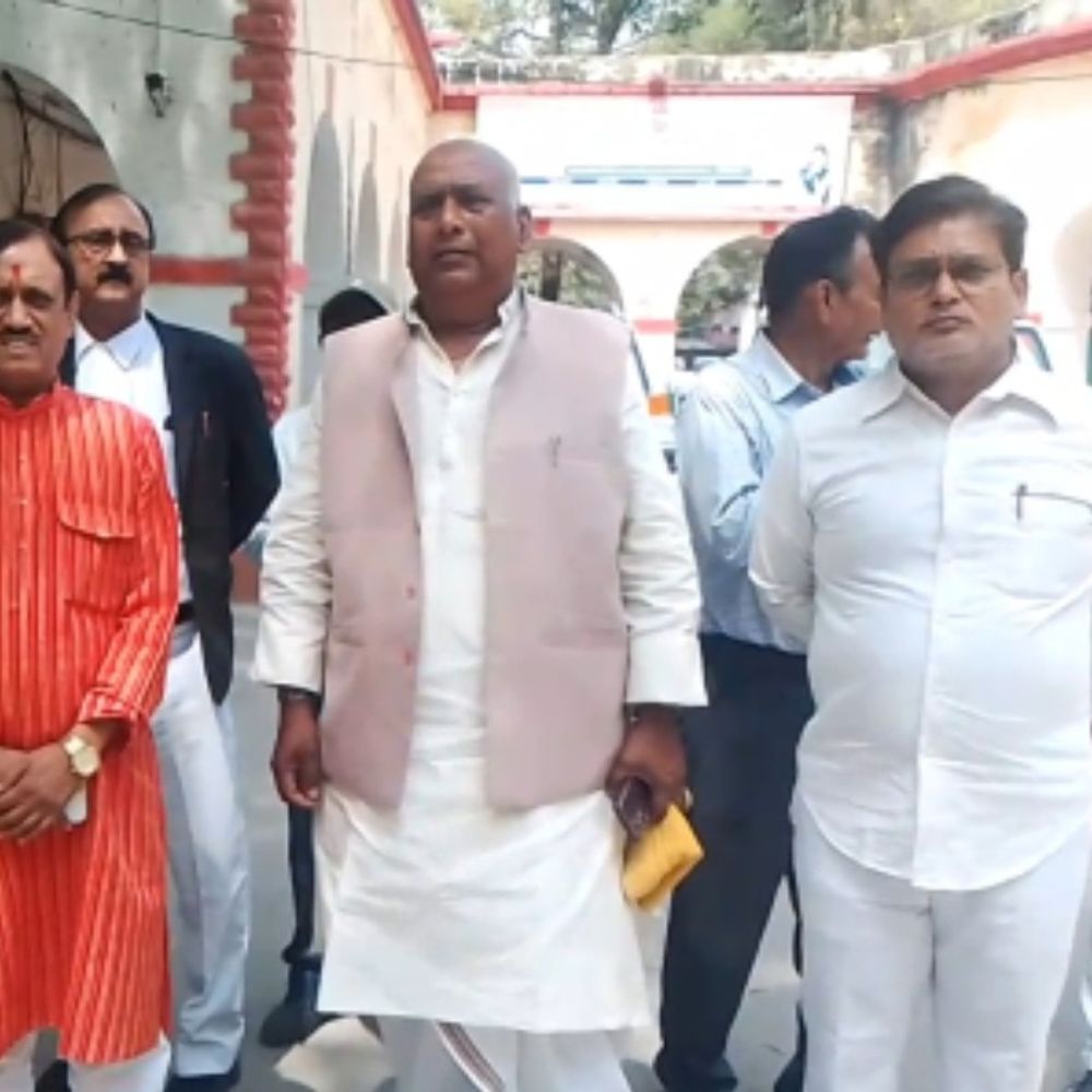 मिर्जापुर में तालाब और नाले पर अतिक्रमण के खिलाफ विरोध:पूर्व सांसद राम शकल ने डीएम को सौंपा पत्र, भू-माफियाओं पर सख्ती की मांग