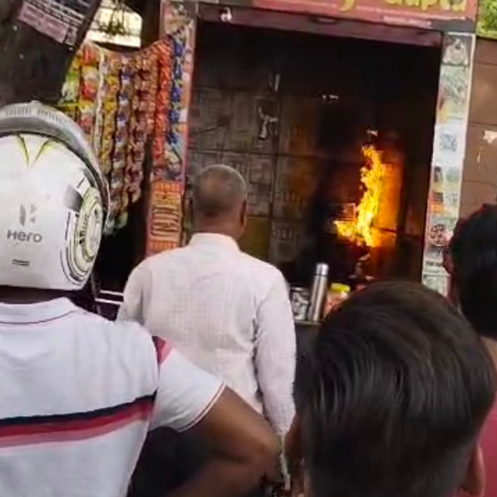 मऊ में दुकान में गैस सिलेंडर में लगी आग:तेज लपटें देखकर सहमे लोग, बाल्टी से पानी डालकर आग बुझाता दिखा युवक