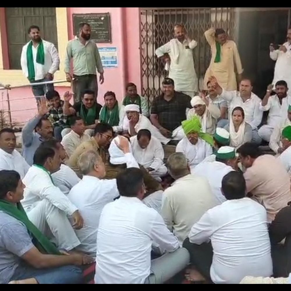 भाकियू ने स्वास्थ्य सेवाओं पर सीएमओ को सौंपा ज्ञापन:शामली जिला अस्पताल में दवाइयों की कमी, डॉक्टरों की अनुपस्थिति पर आक्रोश