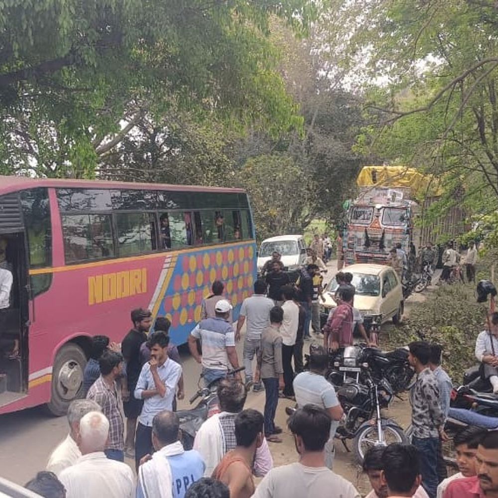 पीलीभीत में सड़क हादसा, दो की मौत:सवारी ले जा रहे ई-रिक्शा को कार ने मारी टक्कर, 5 लोग घायल