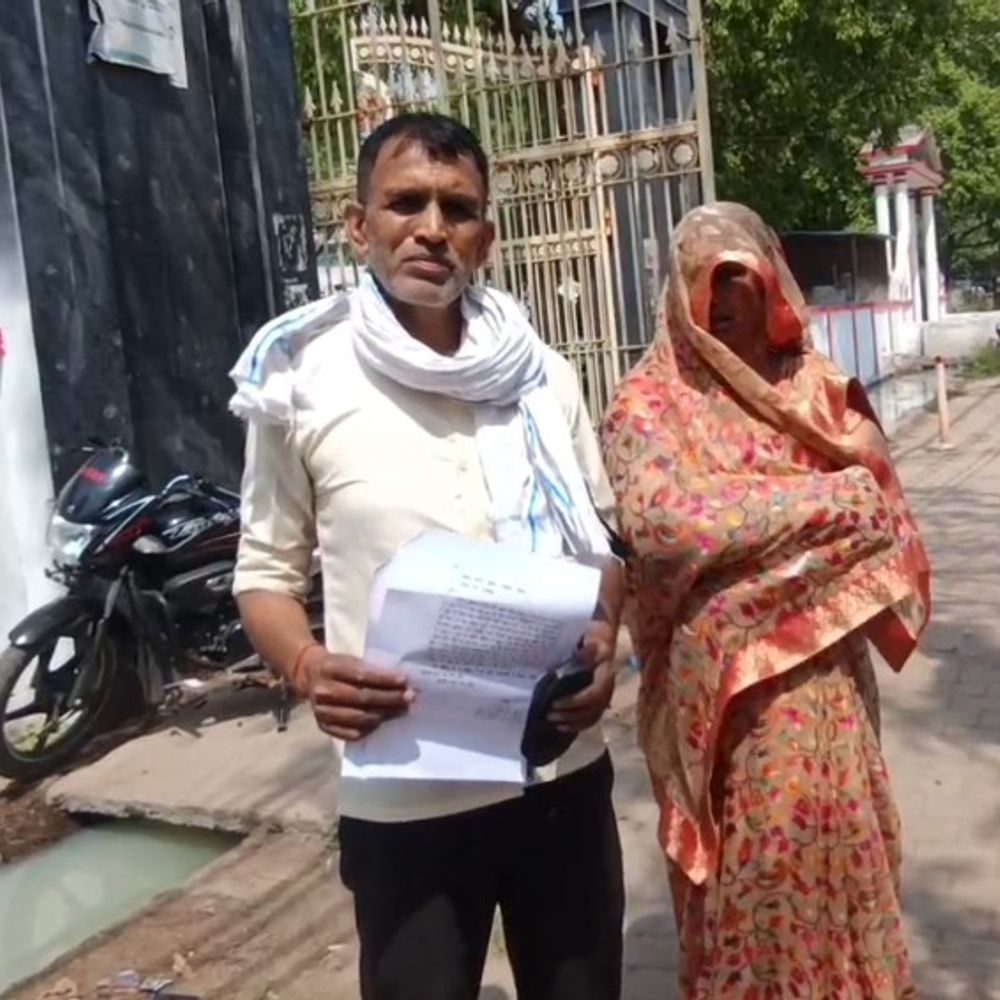 एटा में मारपीट मामले में आरोपी पक्ष SSP से मिला:दुकान में घुसकर मारपीट का है आरोप, झूठे केस में फंसाने का किया दावा