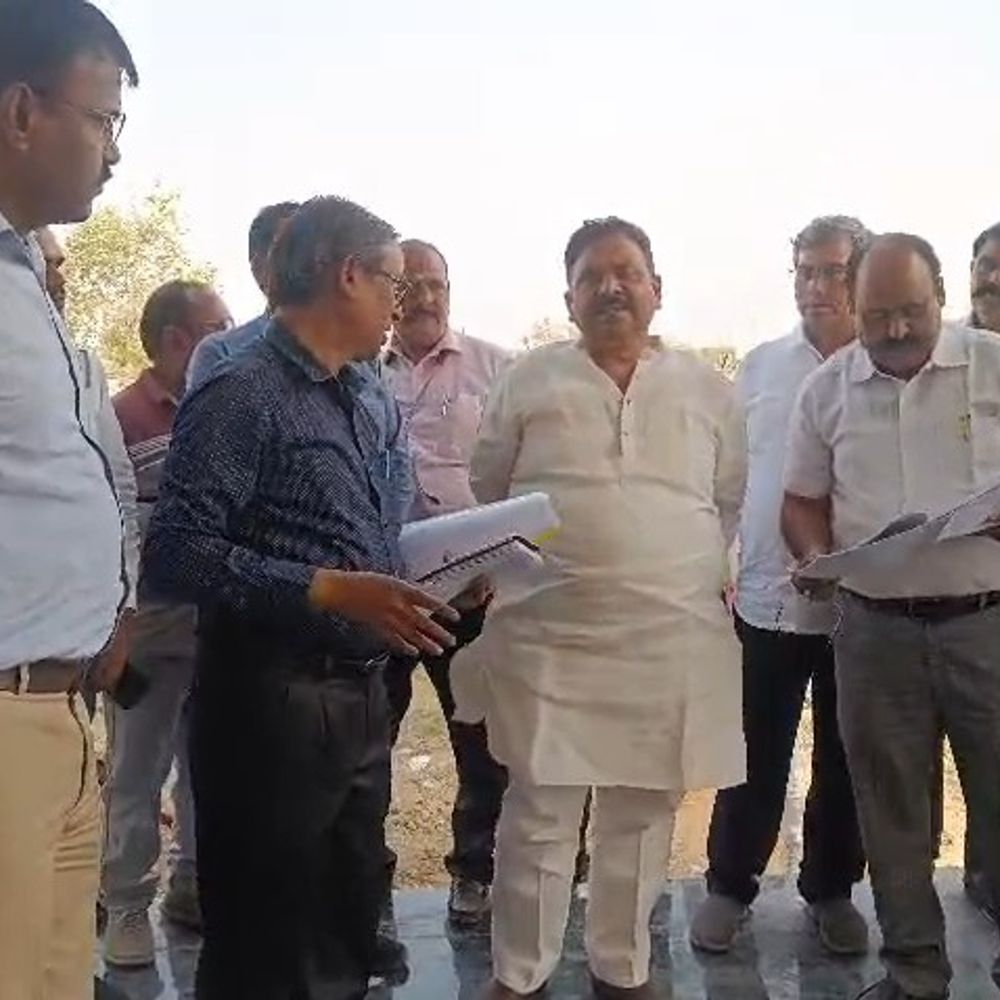 चंदौली कलेक्ट्रेट का राज्यमंत्री ने निरीक्षण किया:एआईजी (स्टाम्प) ऑफिस निर्माण अप्रैल तक पूरा करने के निर्देश दिए