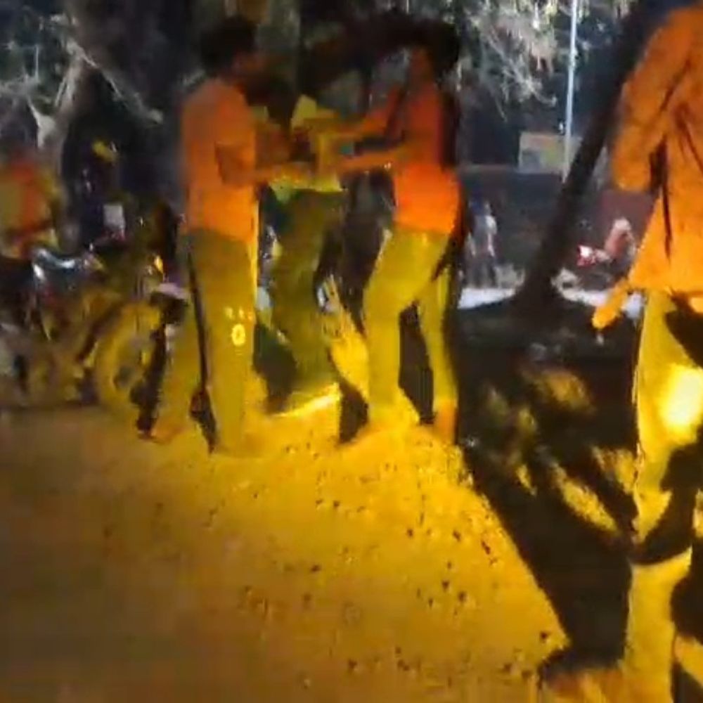 दबंगों ने युवक को लाठी-डंडों से पीटा, VIDEO:फतेहपुर में बेहोशी की हालत में रास्ते पर फेंका, पुलिस जांच में जुटी