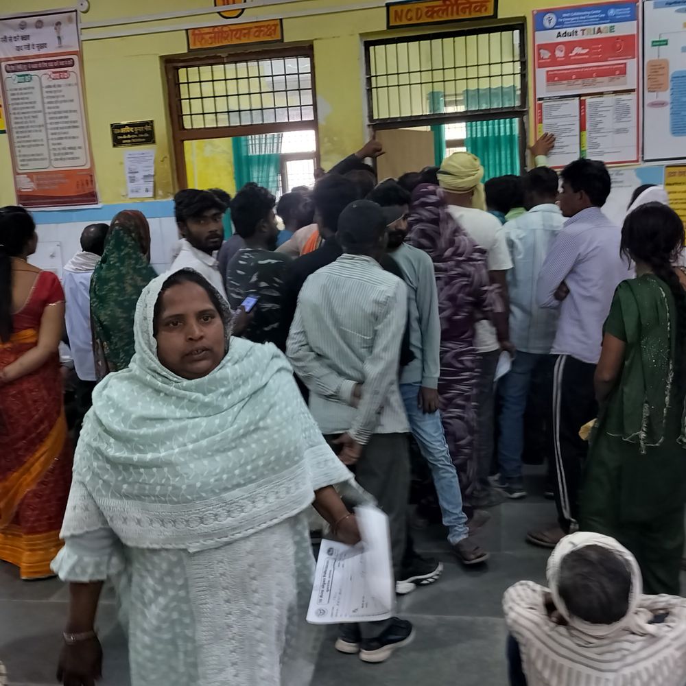 अयोध्या के सरकारी अस्पतालों में मरीजों की भीड़ बढ़ी:सर्दी, जुकाम, बुखार के मामले बढ़े; ओपीडी 500 तक पहुंची