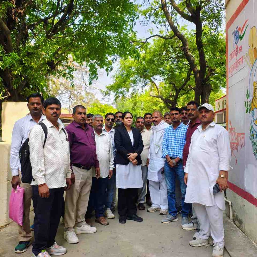 ग्राम प्रधानों ने कार्यकाल बढ़ाने की मांग की:डीएम को सौंपा ज्ञापन, बुलंदशहर में 25 मई को समाप्त हो रहा कार्यकाल