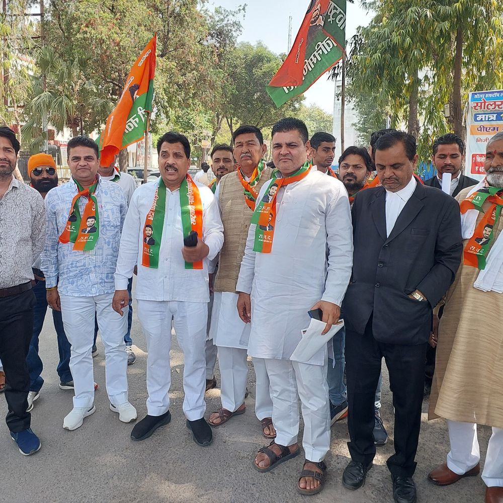 श्रीकांत त्यागी की हत्या की साजिश का आरोप:राष्ट्रवादी नवनिर्माण दल ने डीएम ऑफिस पर प्रदर्शन किया, श्रीकांत को Z+ सुरक्षा देने की मांग