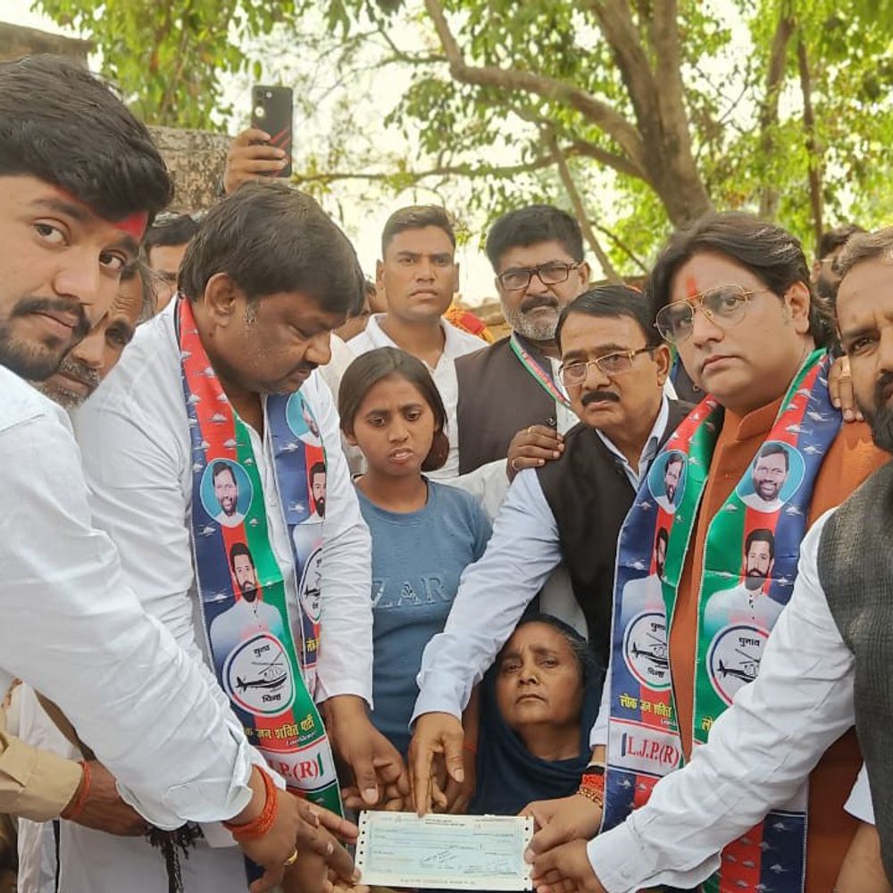 लोजपा ने पीड़ित परिवार को 1 लाख रुपये दिए:भदोही हत्याकांड, बोले- पार्टी परिवार के साथ मजबूती से खड़ी है