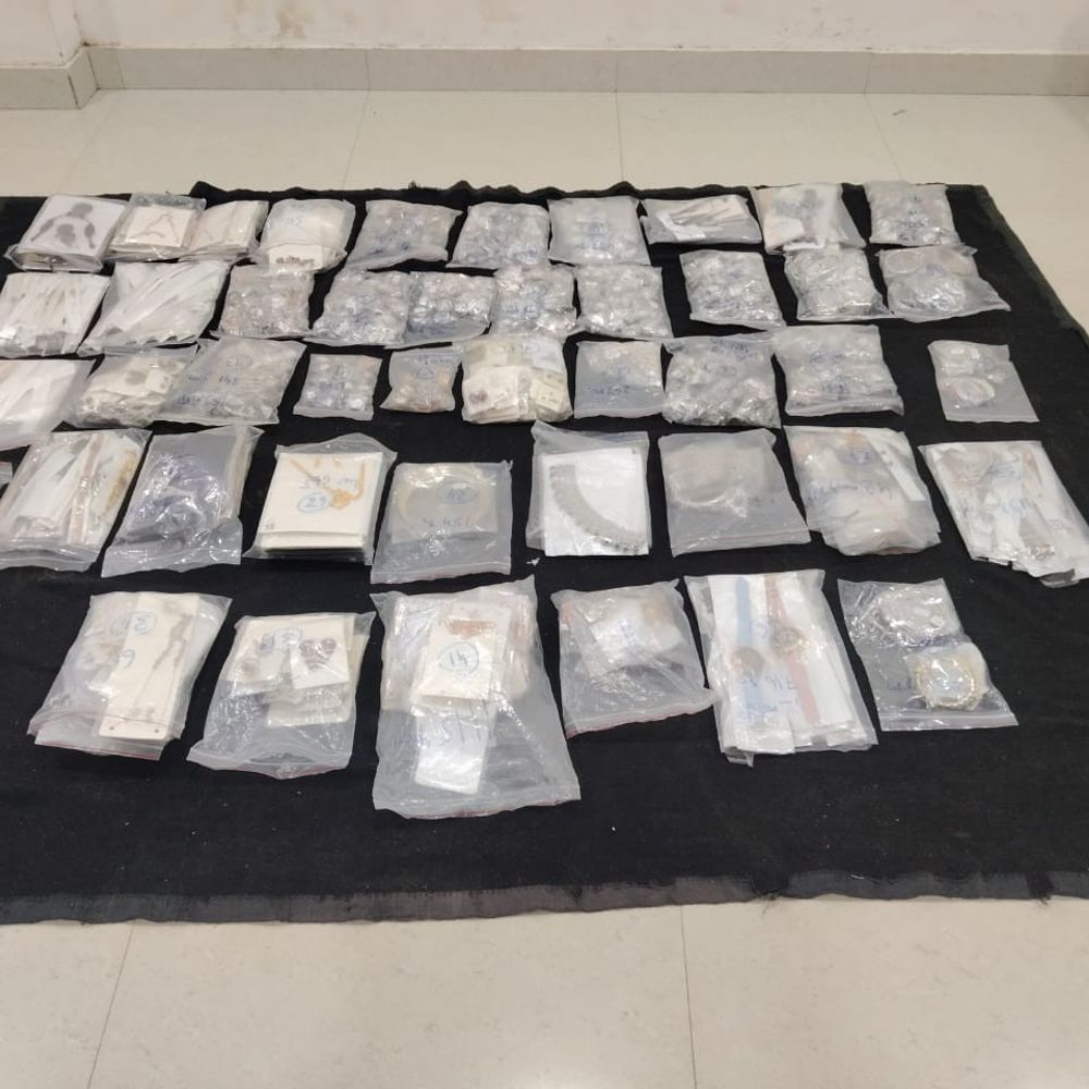 महासमुंद में 21 किलो चांदी के आभूषण जब्त:ओडिशा से रायपुर ले जाई जा रही कार से 54.60 लाख के गहने बरामद