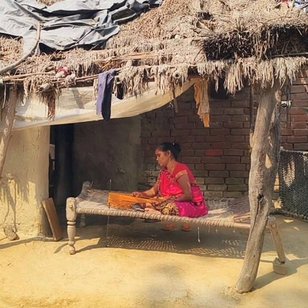 चार परिजनों को खोने वाली महिला खंडहर में रह रही:छत-शौचालय नहीं, जिलाअधिकारी ने मदद का आश्वासन दिया