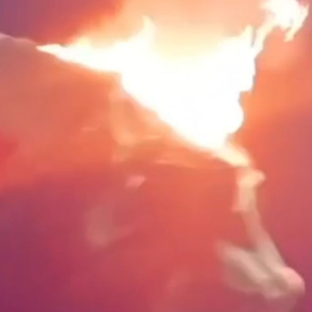 अंबेडकरनगर में जलते ट्रक को लेकर भागा ड्राइवर, VIDEO:बिजली का खंभा टूटकर ऊपर गिरा था, आबादी से दूर ले गया चालक