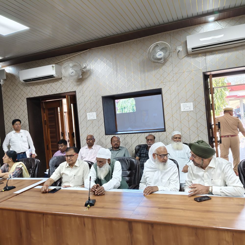 नवरात्रि-ईद पर डिस्ट्रिक्ट लेवल पीस कमेटी बैठक:अधिकारी बोले- भ्रामक पोस्ट से दूर रहें, संवेदनशील इलाकों पर रहेगी विशेष नजर