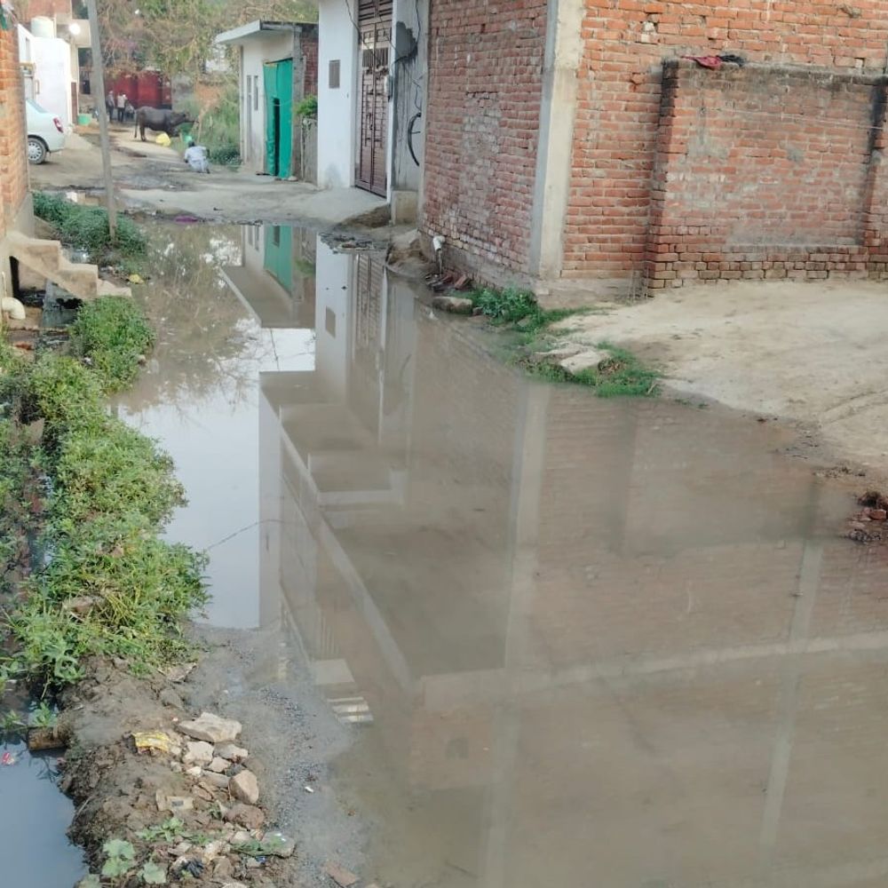 गौरीशंकर मन्दिर के दक्षिणी रास्ते में भरा सीवर का पानी:समाधान न होने पर भक्तों का टूटा सब्र, नगर पालिका में हंगामा कर धरने पर बैठे