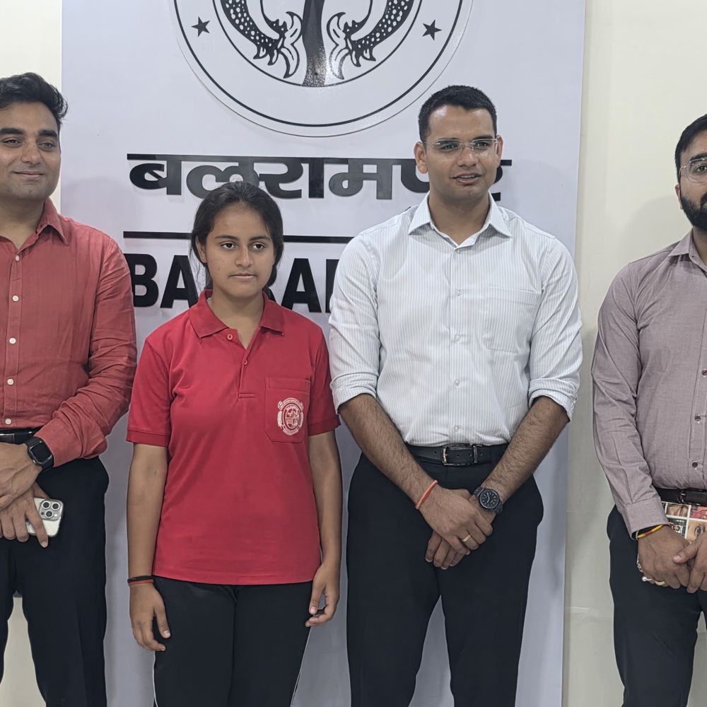 बालिका प्रीमियर लीग की विजेता-उपविजेता टीम ने किया कलेक्ट्रेट काभ्रमण:बलरामपुर डीएम ने किया उत्साहवर्धन, पर्वतारोहण प्रशिक्षण की घोषणा