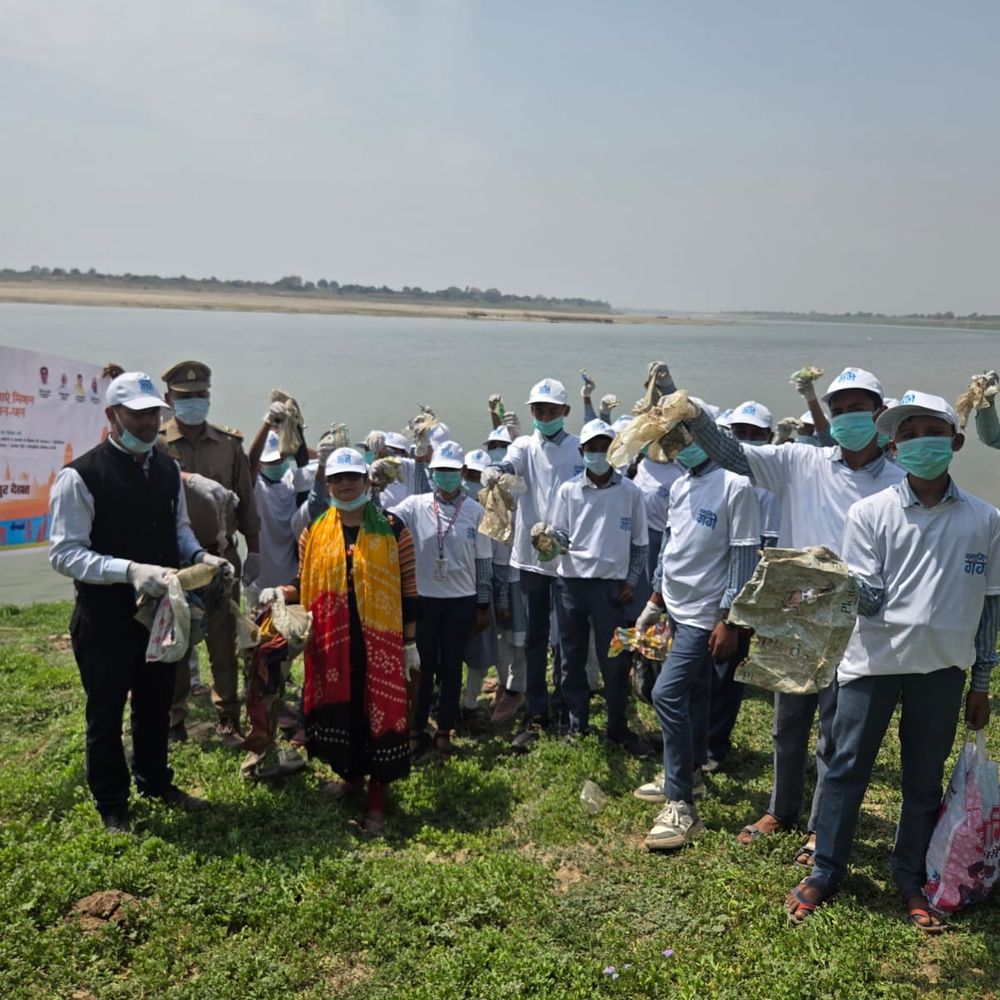 कानपुर देहात में छात्रों ने यमुना नदी में सफाई की:अमराहट घाट पर श्रमदान कर दिया स्वच्छता का संदेश