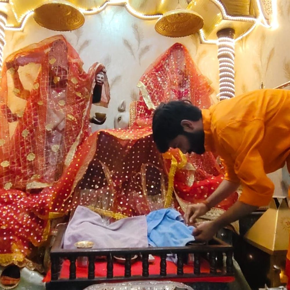 कल से चैत्र नवरात्र शुरू, सुल्तानपुर में दिखा उत्साह:मंदिरों में मां दुर्गा का दरबार सजाया जा रहा, फूलों और लाइटों से हो रही सजावट