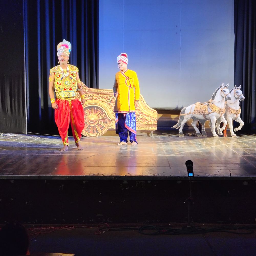 'कर्णभारम्' नाटक ने दर्शकों को भाव-विभोर किया:गोमती नगर में महाभारत के नायक कर्ण की गाथा का मंचन