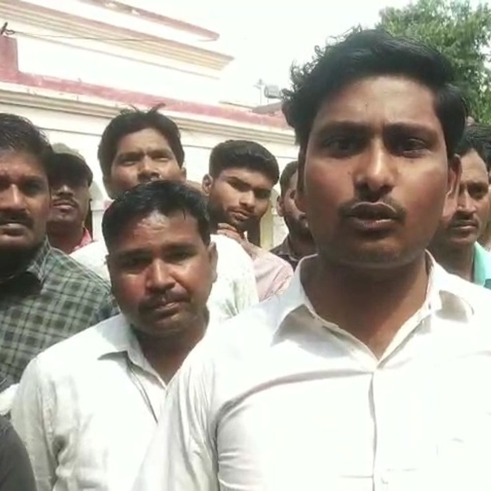 आउटसोर्सिंग कर्मचारियों को 8 माह से नहीं मिला वेतन:सैकड़ों कर्मियों ने DM से की शिकायत, कर्मचारी बोले - परिवार चलाने का संकट