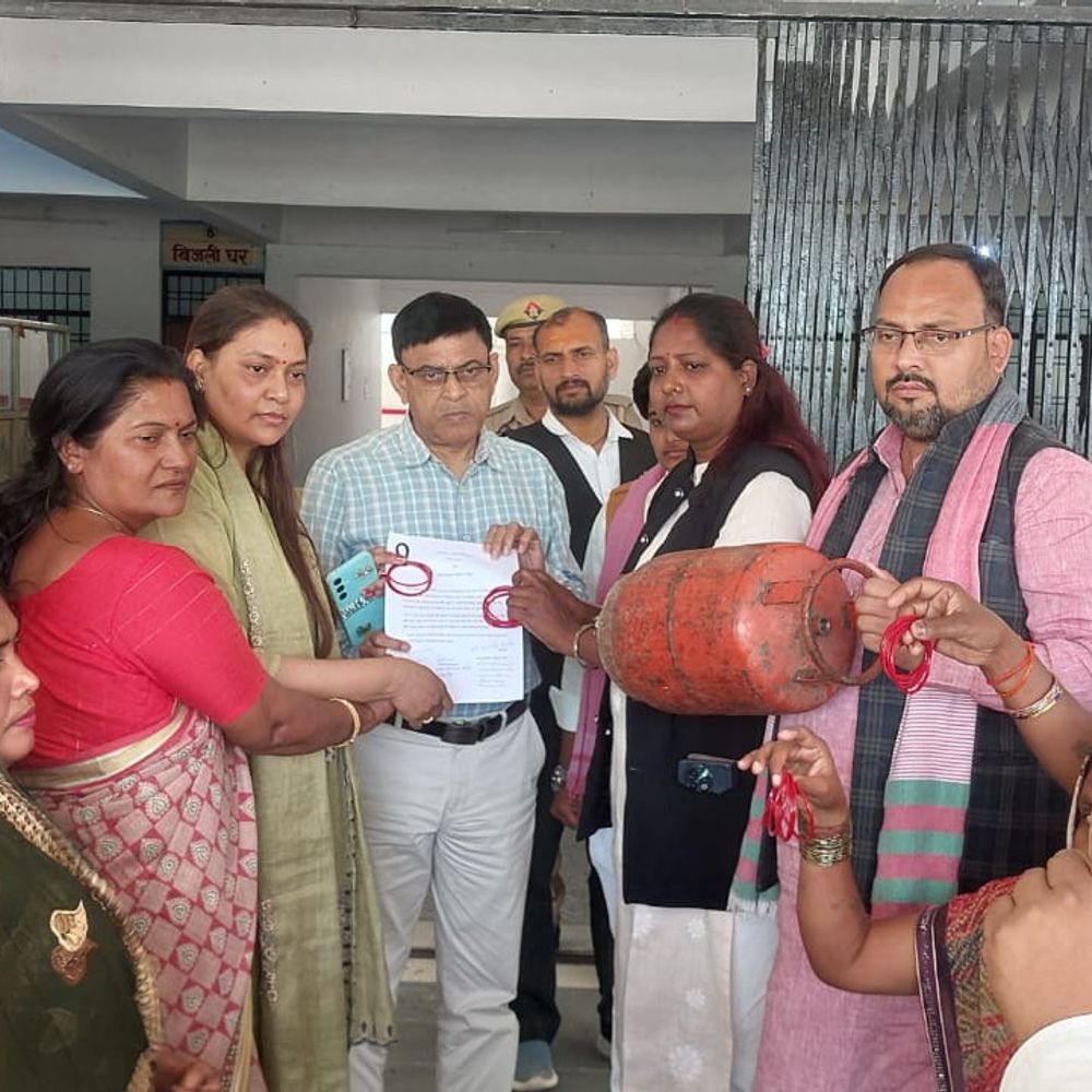 सपा महिला सभा का कलेक्ट्रेट पर प्रदर्शन:सिलेंडर किल्लत पर राष्ट्रपति को ज्ञापन, सिलेंडर और चूड़ियां लेकर पहुंचे