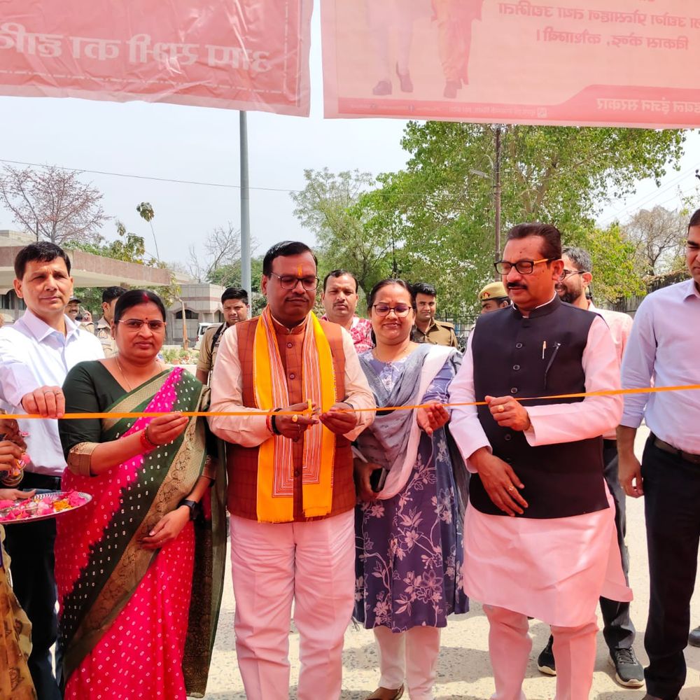 कौशांबी में नव निर्माण के नौ-वर्ष पर योजनाओं की प्रदर्शनी:राज्य महिला आयोग की सदस्य ने लाभार्थियों को किया सम्मानित