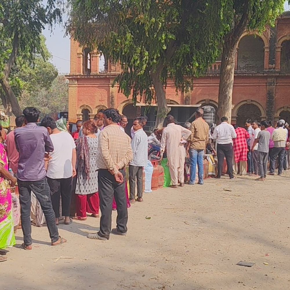 ईद और नवरात्रि की खुशियां मनाने को गैस नहीं:प्रयागराज में रोजे और व्रत के बीच गैस संकट, सुबह 3 बजे से लाइन में लगे लोग