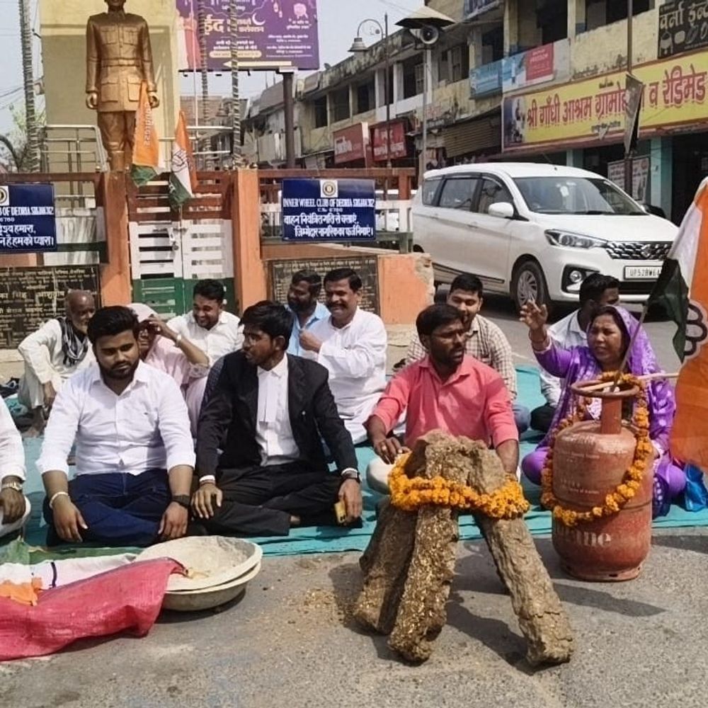 एनएसयूआई ने गैस किल्लत, महंगाई के खिलाफ प्रदर्शन किया:देवरिया के सुभाष चौक पर सरकार के खिलाफ नारेबाजी
