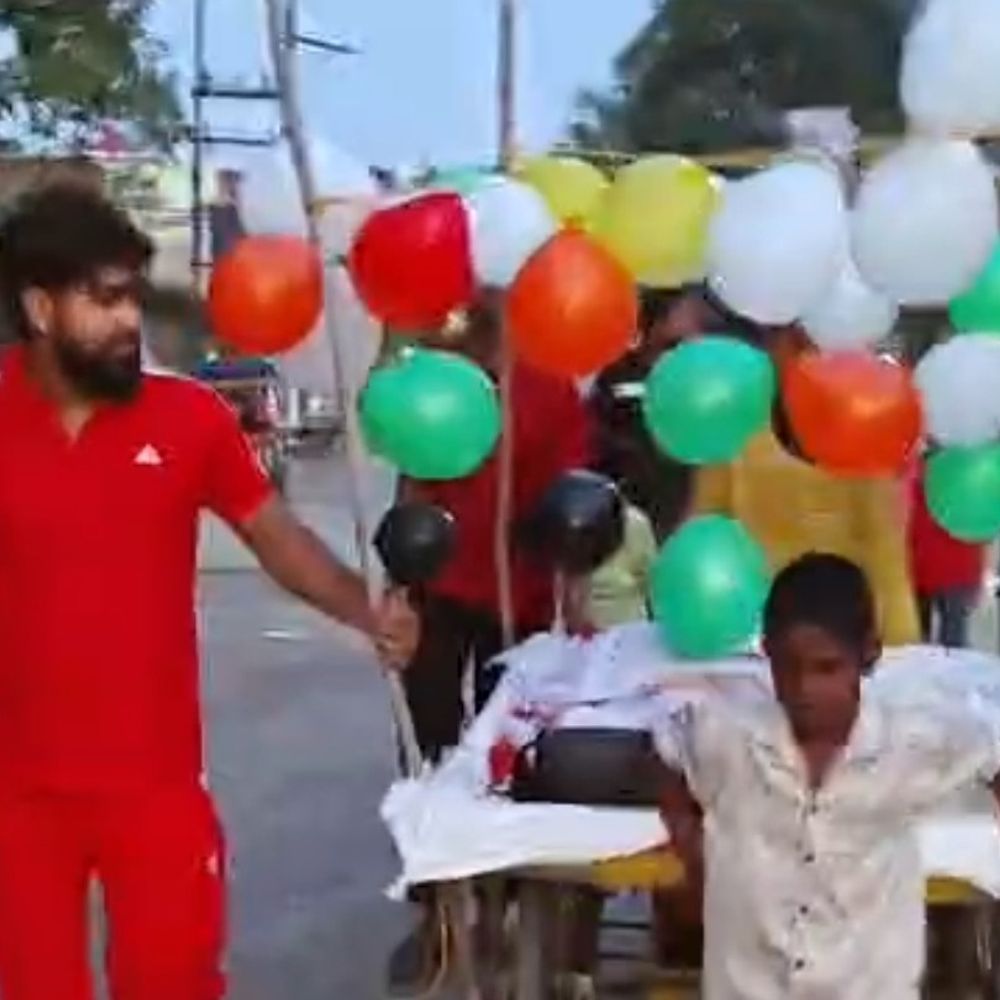 बागपत में स्ट्रीट डॉग की धूमधाम से अंतिम यात्रा:लोगों ने चंदा इकट्ठा कर किया अंतिम संस्कार, 15 साल से कर रहा था रखवाली