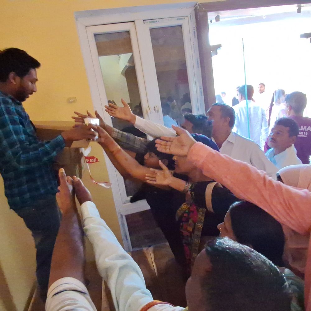 गाजीपुर में सरकारी कार्यक्रम में लंच पैकेट की छीना-झपटी, VIDEO:वितरण के दौरान अव्यवस्था, बांट रहा व्यक्ति खाने वाला बॉक्स लेकर भागा