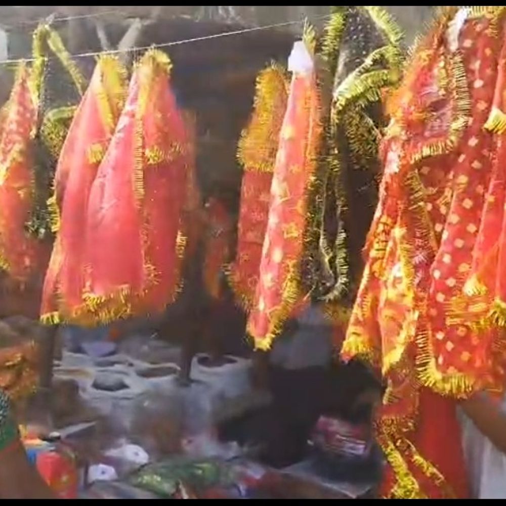 चैत्र नवरात्रि से पहले बाजार सजा:खरीदारी के लिए उमड़ी भीड़, चुनरी, प्रतिमा, फूल-मालाएं खरीद रहे लोग