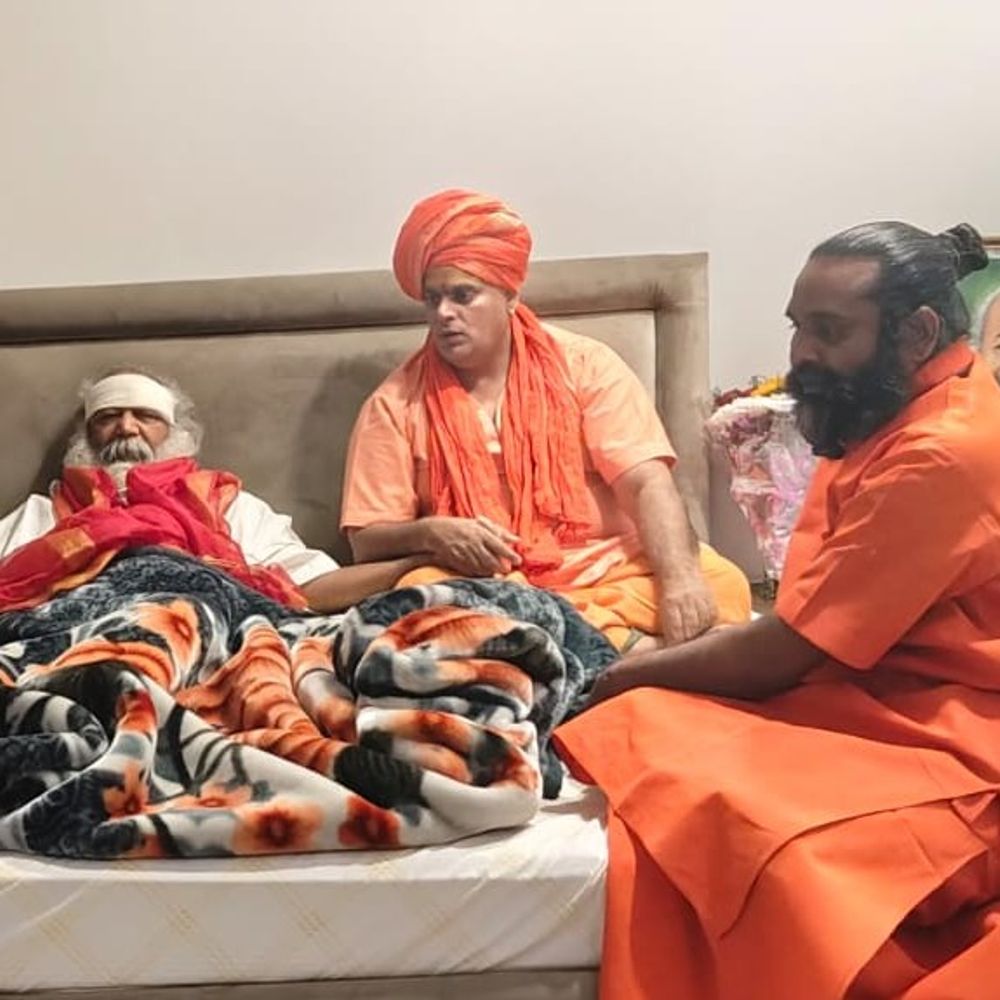 आचार्य प्रमोद कृष्णम् घर में गिरे, सिर में गंभीर चोट:कल्कि पीठाधीश्वर को 25 टांके लगे, प्लास्टिक सर्जरी हुई; संत कुशलक्षेम जानने पहुंचे